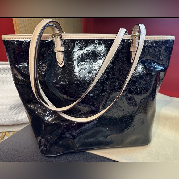 Michael Kors Lg Black Patent Leather Tote With Double Adjustable Beige Handles - Picture 3 of 14